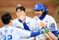[포토]김헌고의 홈런에 기뻐하는 삼성 구자욱