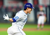 [포토]선제 솔로포에 기뻐하는 삼성 이성규