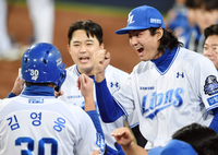 [포토]김영웅의 홈런을 축하하는 구자욱