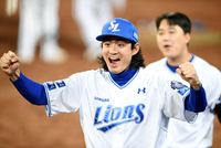 [포토]삼성 구자욱, 박병호 홈런에 환하게!