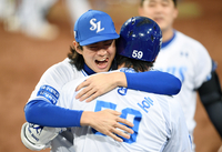 [포토]박병호 홈런, 구자욱의 감격의 포옹