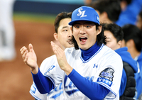 [포토]삼성 구자욱, 김영웅의 홈런에...