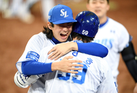 [포토]박병호와 홈런의 기쁨을 나누는 구자욱