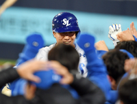 [포토]홈런의 기쁨을 나누는 삼성 이성규