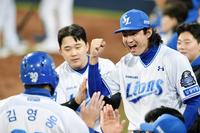 [포토]삼성 구자욱, 김영웅 홈런에 주먹 불끈!
