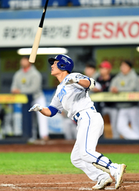 [포토]홈런 타구 바라보는 삼성 이성규