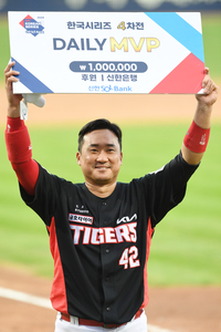 [포토]KIA 김태군, 만루 홈런으로 KS 4차전 MVP