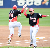 [포토]만루 홈런의 기쁨을 나누는 KIA 김태군