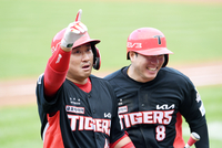 [포토]KIA 김태군, 만루 홈런 넘겼어!