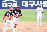 [포토]KIA 김태군, 만루 홈런 넘기고!