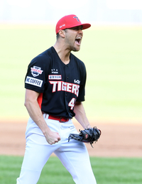 [포토]또 다시 삼진으로 위기 탈출하는 KIA 선발 네일