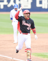 [포토]KIA 김태군, 만루 홈런 넘겼어!