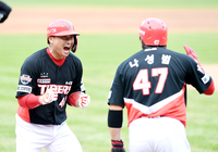 [포토]만루 홈런의 기쁨을 나누는 KIA 김태군-나성범