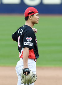 [포토]KIA 곽도규, 병살 유도에 모자 옆으로 쓰고!