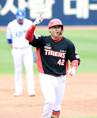 [포토]KS 4차전 만루 홈런 넘긴 KIA 김태군