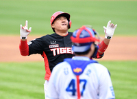 [포토]KIA 김태군, 만루 홈런 세리머니