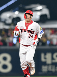 [포토]KIA 최형우, 삼성 김태훈 상대 추격 솔로포