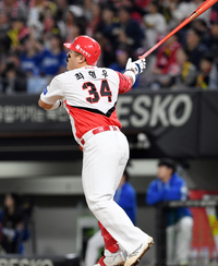 [포토]포스트시즌 최고령 홈런 넘기는 KIA 최형우