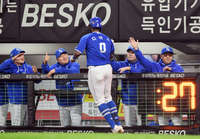 [포토]디아즈의 2점 홈런으로 앞서 나가는 삼성