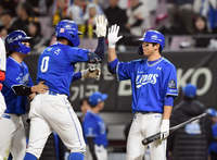 [포토]홈런 하이파이브 나누는 삼성 디아즈-김영웅