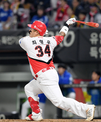 [포토]KIA 최형우의 추격 솔로 홈런