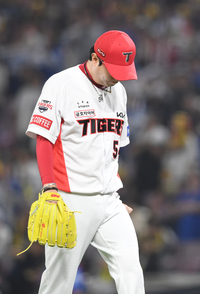 [포토]홈런 세 방에 고개 떨군 KIA 양현종