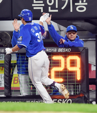 [포토]홈런 하이파이브 나누는 삼성 김영웅-박진만 감독
