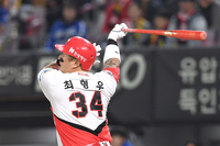 [포토]홈런 타구 바라보는 KIA 최형우