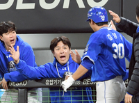 [포토]김영웅의 홈런 축하하는 삼성 강민호