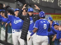 [포토] 구자욱 ‘디아즈, 홈런 좋아’