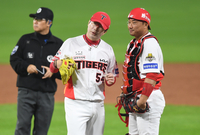 [포토] 디아즈 홈런 2방에 교체되는 양현종