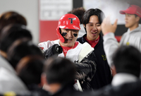 [포토]홈런의 기쁨을 나누는 KIA 최형우