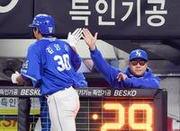 [포토]디아즈-김영웅의 백투백 홈런 축하하는 박진만 감독