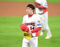 [포토] 양현종 ‘1회 홈런 2방이 아쉬워’