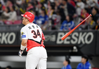 [포토]추격 솔로 홈런 넘기는 KIA 최형우