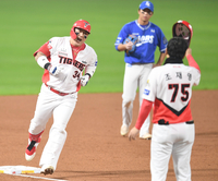 ‘40세10개월12일’ 최형우, 역대 PS 최고령 홈런 신기록…2022년 김강민 기록 깼다 [KS5]