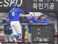 [포토]디아즈의 연타석 홈런을 축하하는 삼성 박진만 감독