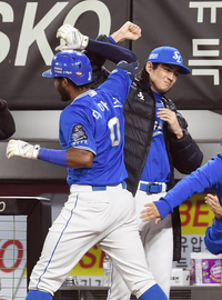 [포토]디아즈의 홈런으 축하하는 구자욱