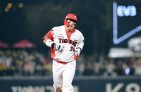 [포토]KIA 최형우, 추격 솔로 홈런