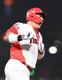 [포토]KIA 최형우, 솔로 홈런으로 1점 추격!