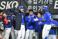 [포토]연타석 홈런의 기쁨을 나누는 삼성 디아즈