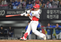 [포토]KIA 최형우, 삼성 김태훈 상대 솔로 홈런