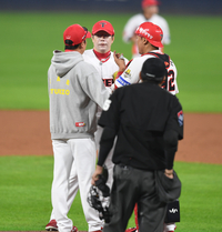 [포토] 투수코치와 이야기하는 양현종