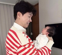 박수홍, 딸바보 등극 “보자마자 웃음 빵 터졌다”