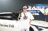 [포토]한국시리즈 MVP 김선빈, 부상은 EV6