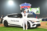 [포토]EV6 부상으로 받은 김선빈