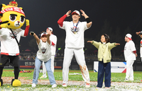 [포토]KIA 나성범, 자녀와 함께 ‘아파트 아파트!’