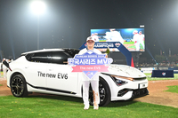 [포토]KIA 김선빈, 부상으로 받은 EV6와 함께