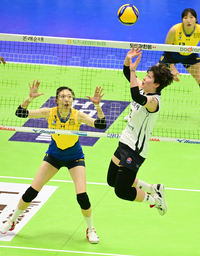 ‘고딩’ 맞아? 1순위 신인 세터 김다은 선발 투입 적중, 과감한 운영으로 살아난 도로공사…‘43득점’ 모마의 벽은 넘지 못했다[SS현장]