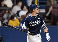 [포토]선제 솔로 홈런 넘기는 윤동희